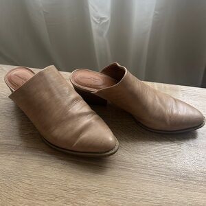 Universal Thread Tan Clogs, Size 7.5, Low Heel